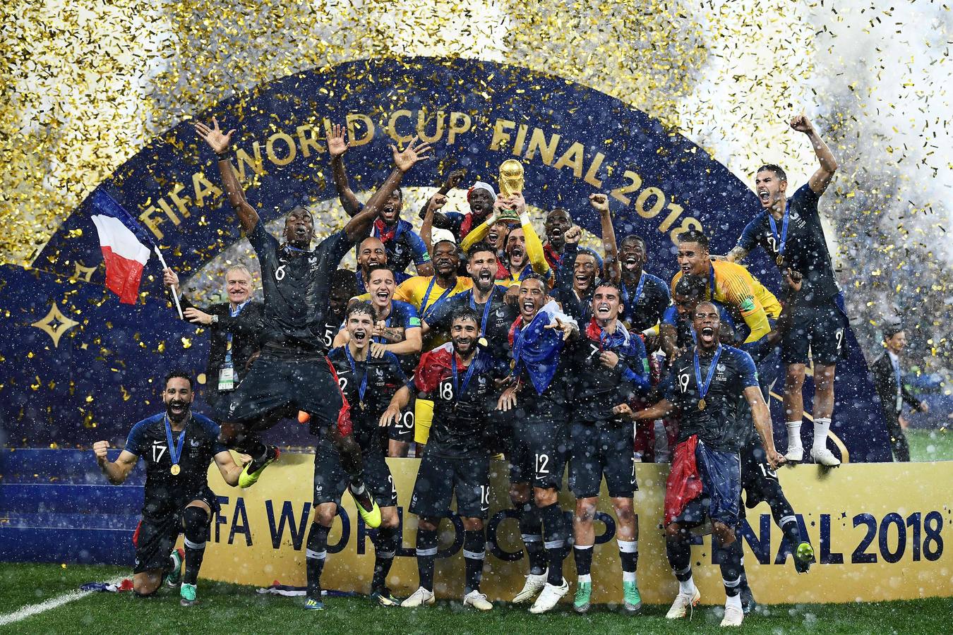 La selección francesa celebra su segunda estrella en la camiseta tras derrotar en la final a Croacia (4-2).