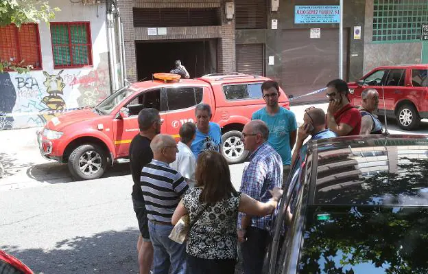 Un grupo de vecinos y afectados, ayer ante el garaje de la Plaza de Otoño donde se registró el incendio. :: j. marín