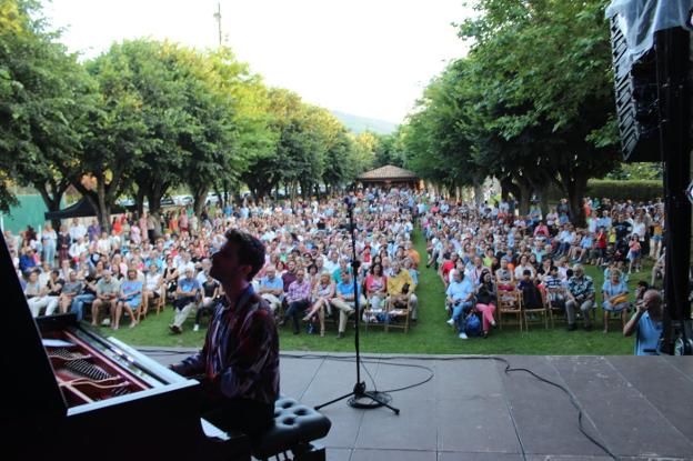 El pianista Marco Mezquida durante su actuación ayer en el parque Tenorio dentro del 22º Festival Internacional de Jazz 'Villa de Ezcaray' Memorial Ebbe Traberg. :: D.M.A.