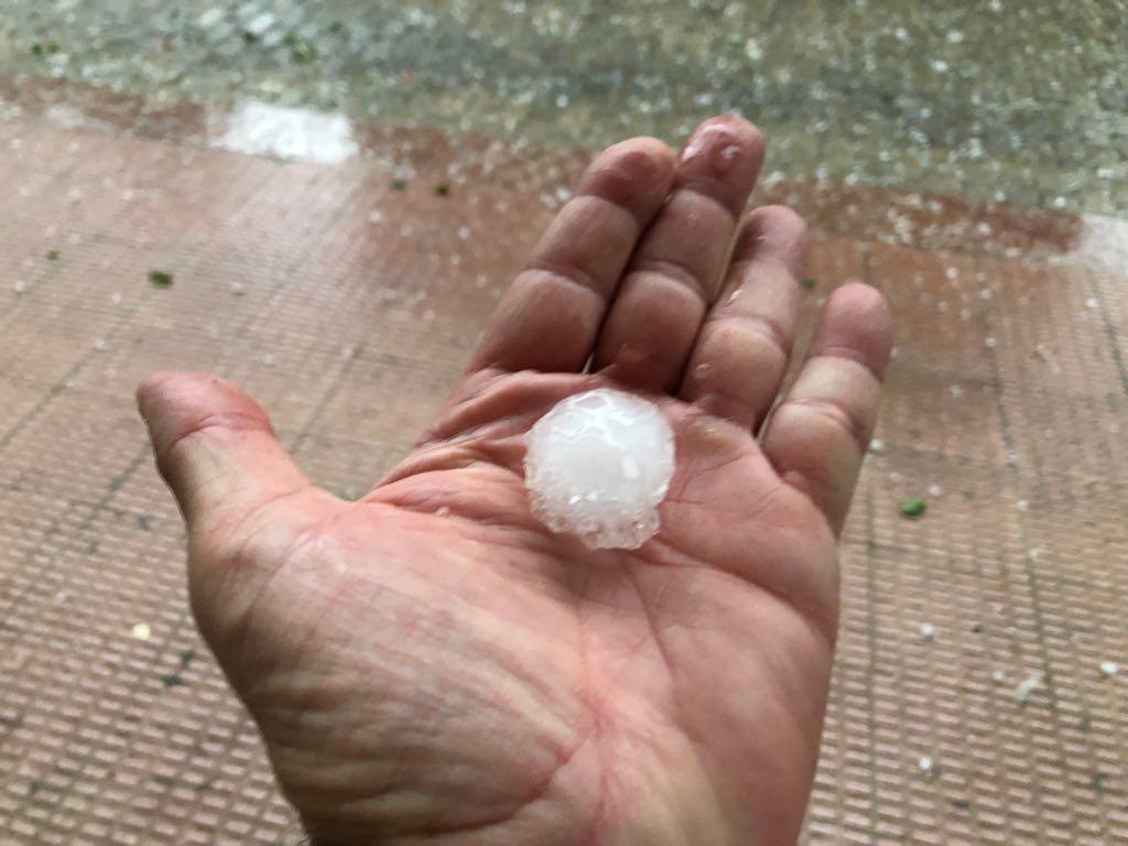 Han sido varios minutos en los que el granizo ha caído con fuerza provocando graves daños e inundaciones.