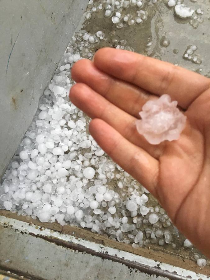 Han sido varios minutos en los que el granizo ha caído con fuerza provocando graves daños e inundaciones.