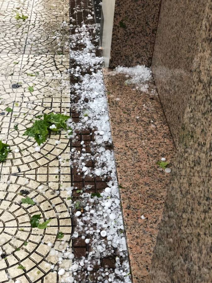 Han sido varios minutos en los que el granizo ha caído con fuerza provocando graves daños e inundaciones.