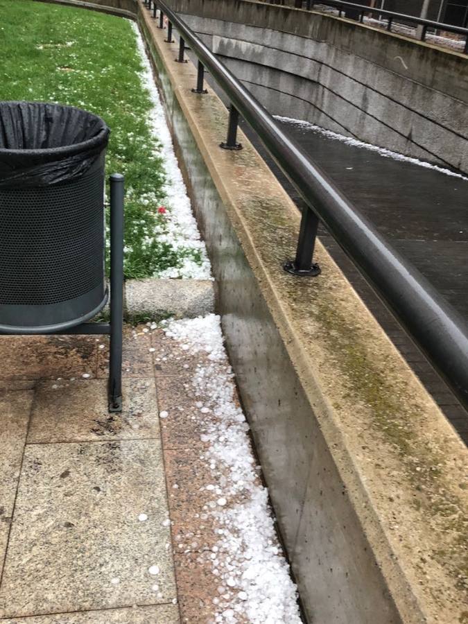 Han sido varios minutos en los que el granizo ha caído con fuerza provocando graves daños e inundaciones.