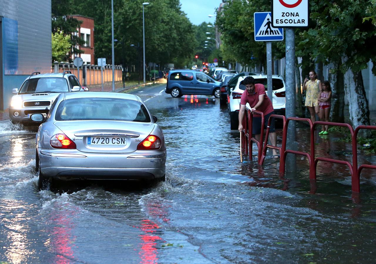 Calles inundadas y muchos destrozos en Logroño tras la tormenta.