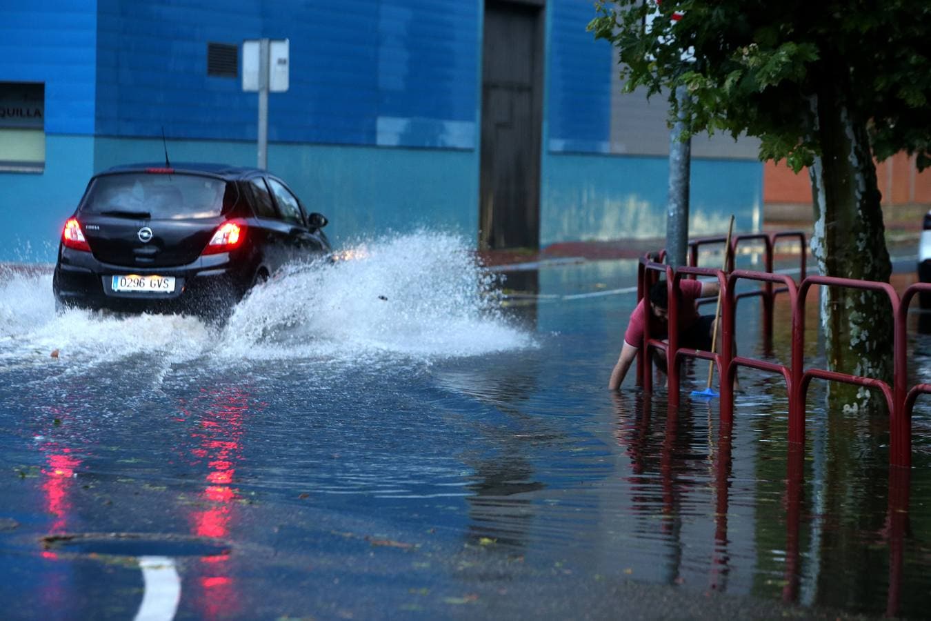 Calles inundadas y muchos destrozos en Logroño tras la tormenta.