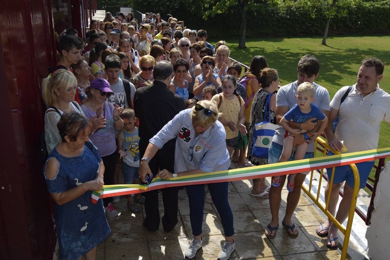 Inauguración de las piscinas municipales, elección de corporación infantil y catones y capea en la plaza de toros portátil. Son fotos de diferentes días