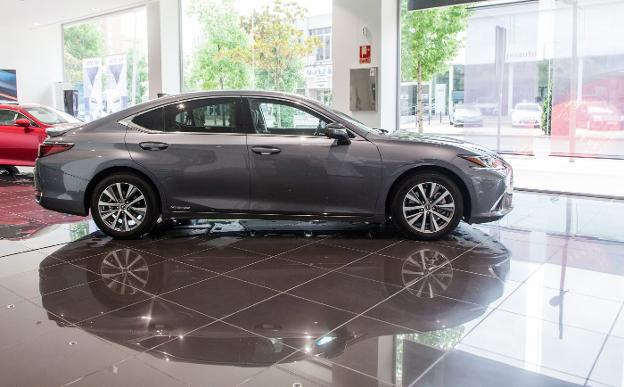 El ES 300h viene a convertirse en la berlina de Lexus por excelencia. :: F.D.