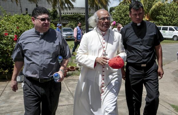 El cardenal Leopoldo Brenes a su llegada ayer a la catedral de Managua, donde dio una rueda de prensa. :: reuters
