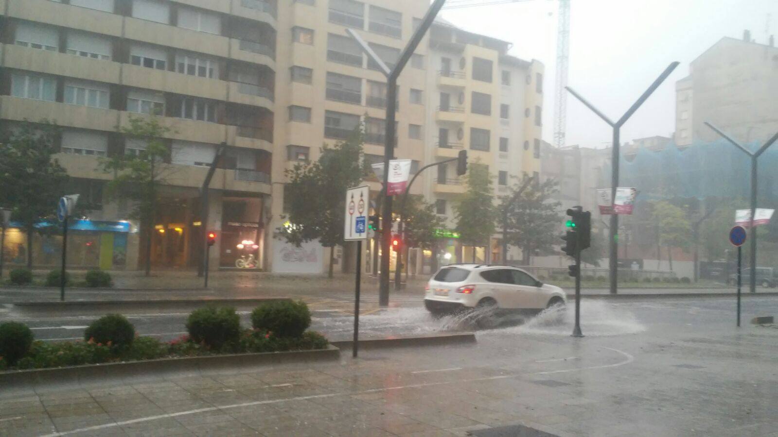 Nuestros lectores nos han enviado decenas de imágenes de los destrozos de la tormenta del domingo en Logroño.