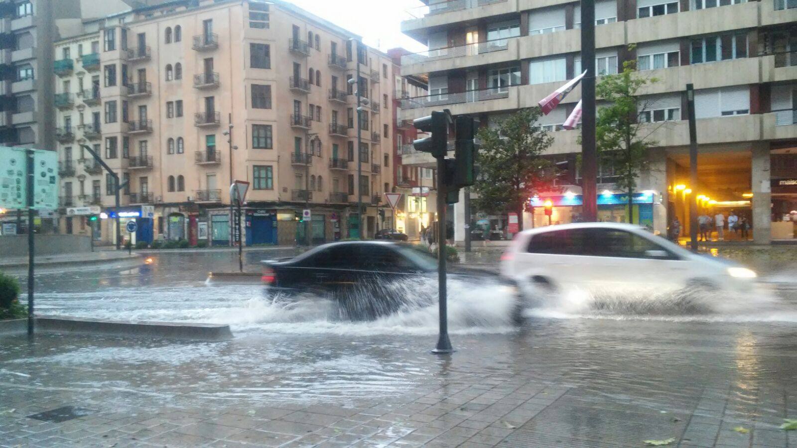 Nuestros lectores nos han enviado decenas de imágenes de los destrozos de la tormenta del domingo en Logroño.