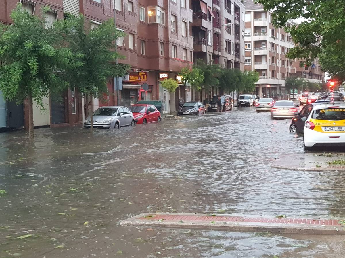 Nuestros lectores nos han enviado decenas de imágenes de los destrozos de la tormenta del domingo en Logroño.