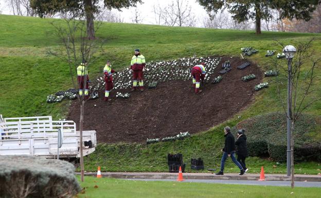 Jardinero, en una zona verde de Logroño.