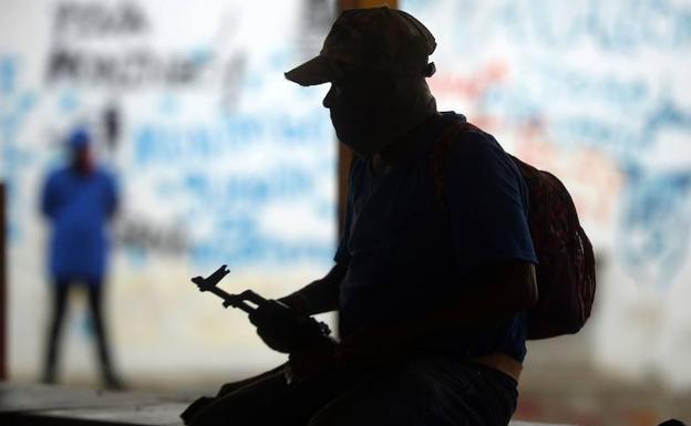 Un paramilitar en una calle de Monimbo. 