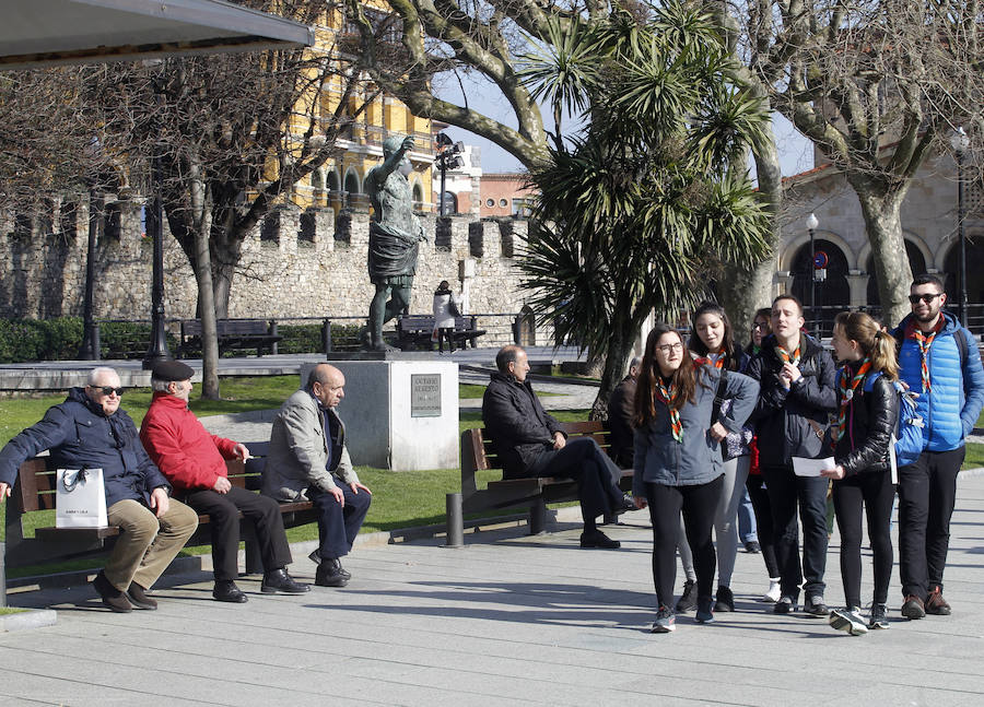 Ancianos y jóvenes comparten parque en Gijón.