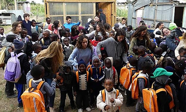 Tres futuros pedagogos riojanos ponen en marcha 'Baadaye' en Kenia