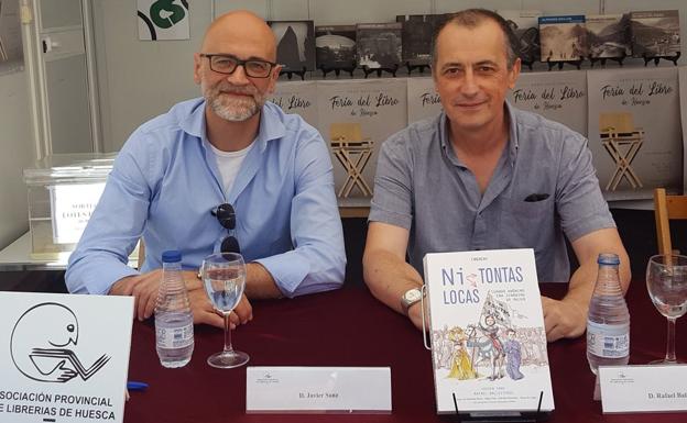 Javier Sanz y Rafael Ballesteros posan con su libro. 