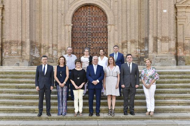 Los miembros del consejo de Gobierno y la alcaldesa de Alfaro, Yolanda Preciado, en la escalinata de la colegiata. :: g.r.