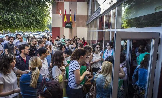 Aspirantes a profesor de inglés entran al examen en la oposición que se celebró el pasado mes de junio en La Rioja. :: justo rodríguez
