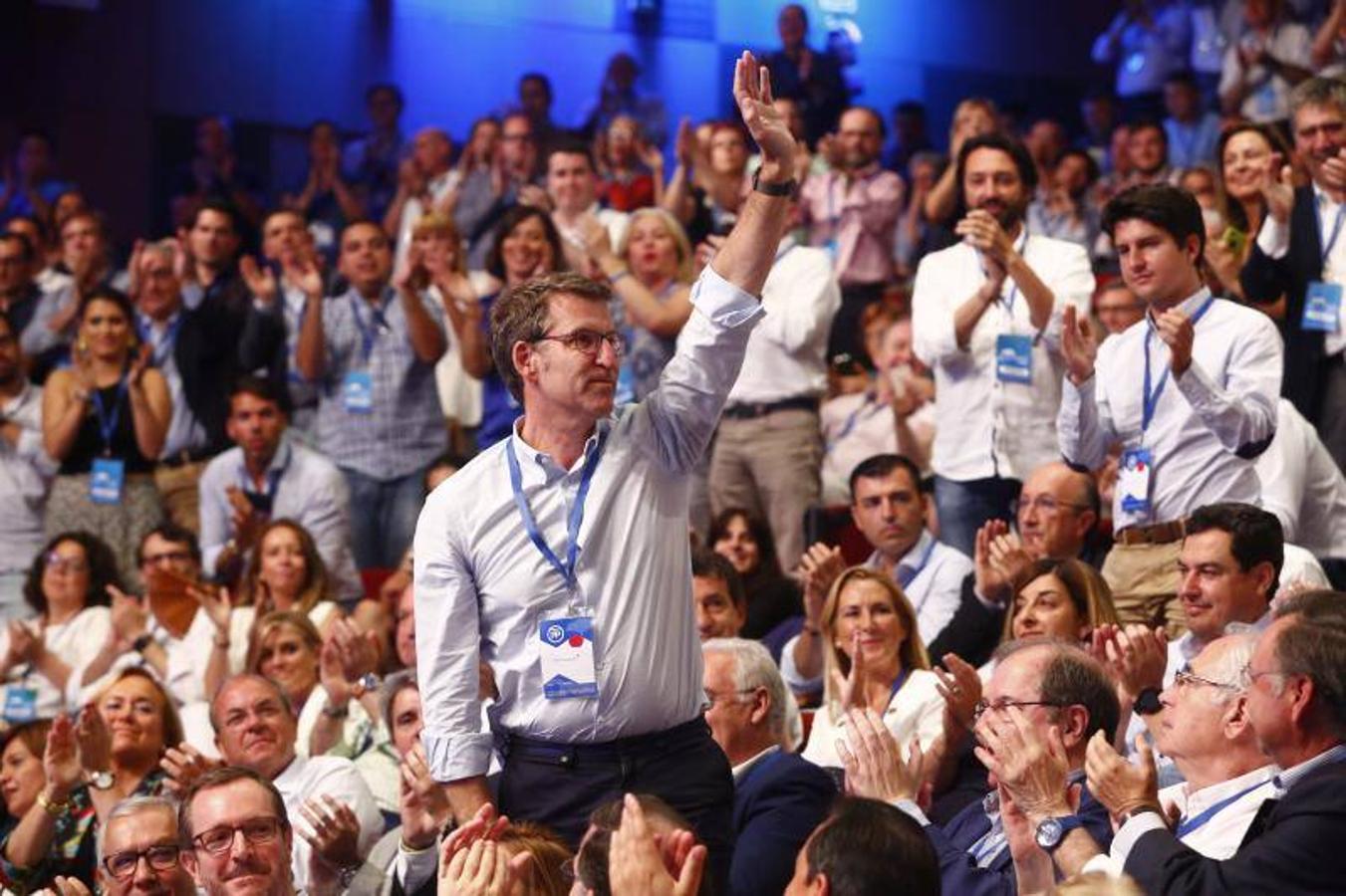 La secretaria general del PP, María Dolores de Cospedal, se ha despedido hoy del cargo que ha ocupado durante diez años entregando el testigo a quien le suceda «con la conciencia tranquila, sin cuentas pendientes» y con su lealtad «intacta» al PP y al todavía presidente, Mariano Rajoy. Por su parte, el presidente del PP, Mariano Rajoy, ha asegurado , en la recta final del discurso de su despedida, que se va como líder, pero que eso no significa que abandone el partido. «Me aparto, pero no me voy», ha aseverado, tras puntualizar que espera que se interprete «bien» esta afirmación.