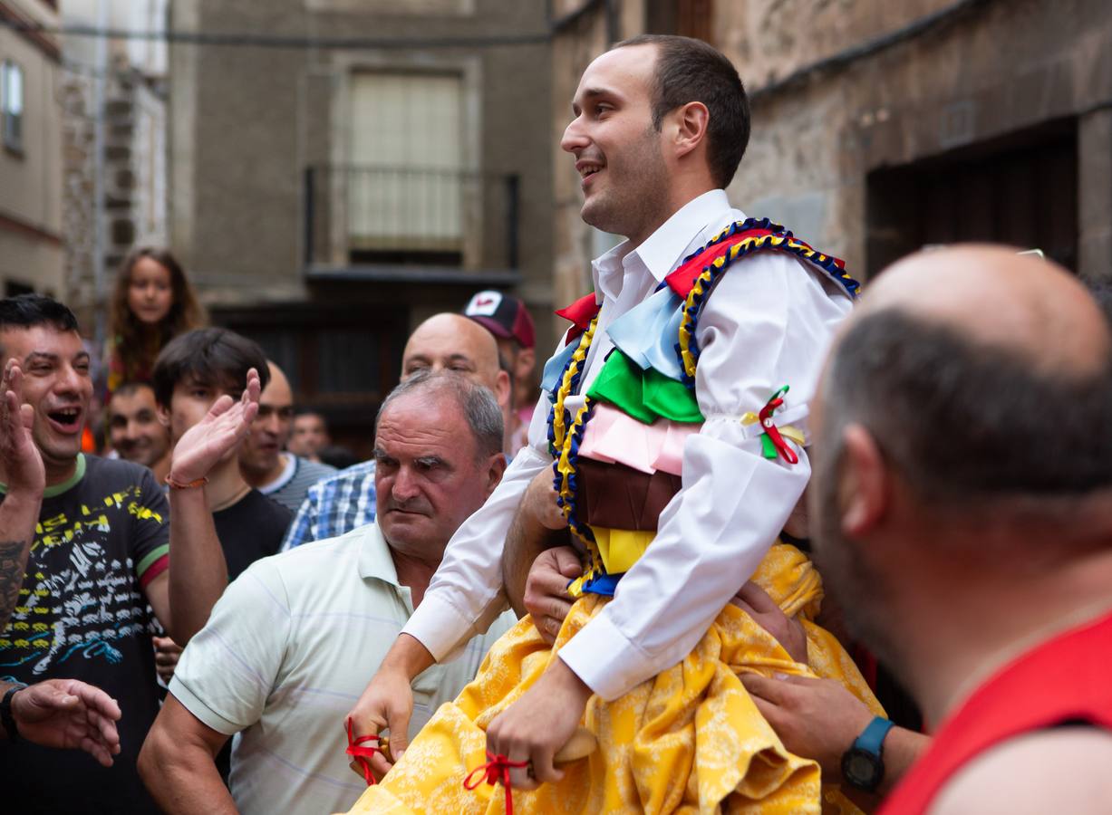 Fotos: Primera bajada de los danzadores de Anguiano 2018