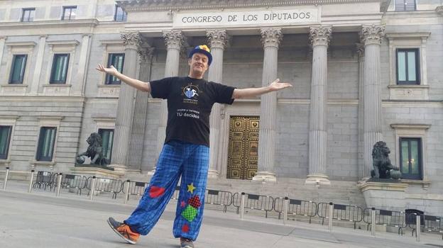 César Vea, durante una protesta ante el Congreso. :: c.v.