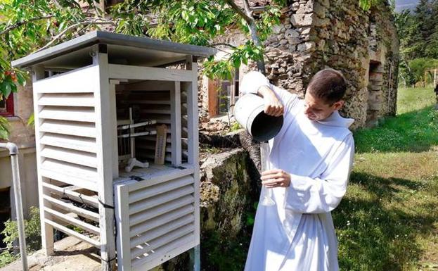 El padre Andrea Bersanettien la estación instalada en el Monasterio de Valvanera. 