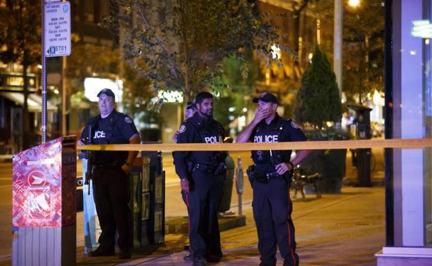 Agentes de Policía en la calle Danforth donde ha tenido lugar el ataque.