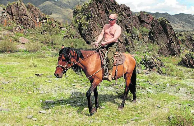 Putin monta a caballo por la región siberiana de Tuvá. Arriba, Sochi, donde tiene su residencia preferida. :: r. c.