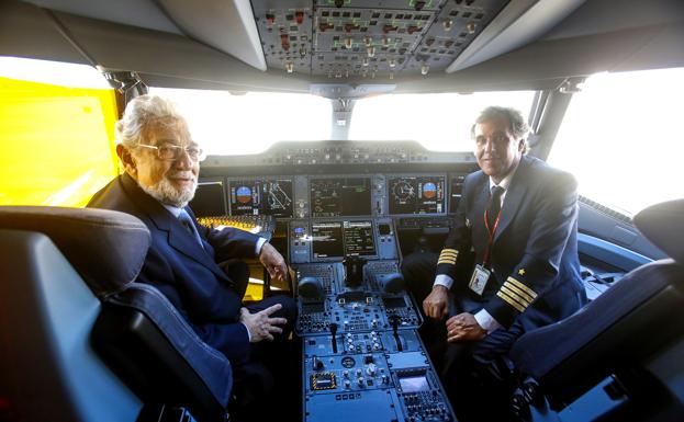 Plácido Domingo (i), durante la presentación del Airbus A-350 que Iberia ha bautizado con su nombre.