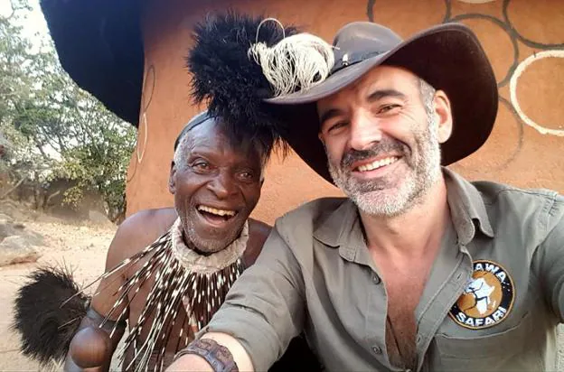 Un 'selfie'  en Zimbabue.  El aventurero, con Pondo, un jefe tribal de los ndebele. «Somos amigos desde hace años».  :: dani serralta