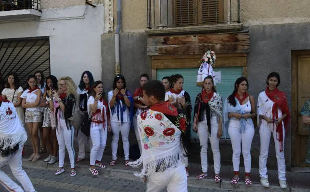 Un grupo de jóvenes vestidas como «gaiteras» observa el baile,pero sin intervenir