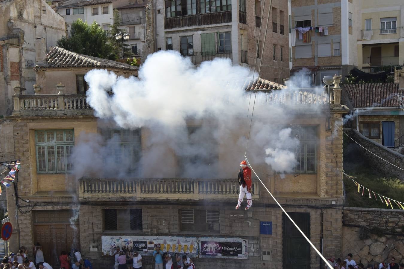 El comienzo de las fiestas de Santa Ana, en Cervera, tuvo ayer a los jóvenes como protagonistas.