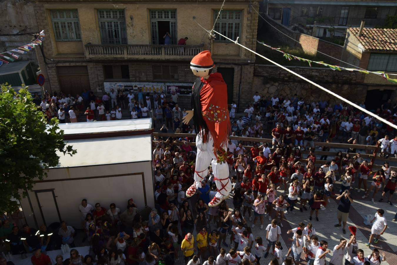 El comienzo de las fiestas de Santa Ana, en Cervera, tuvo ayer a los jóvenes como protagonistas.