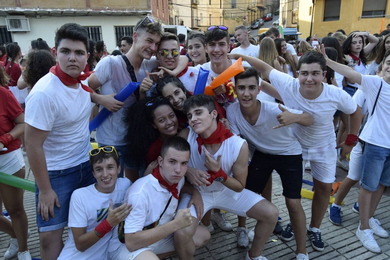 El comienzo de las fiestas de Santa Ana, en Cervera, tuvo ayer a los jóvenes como protagonistas.