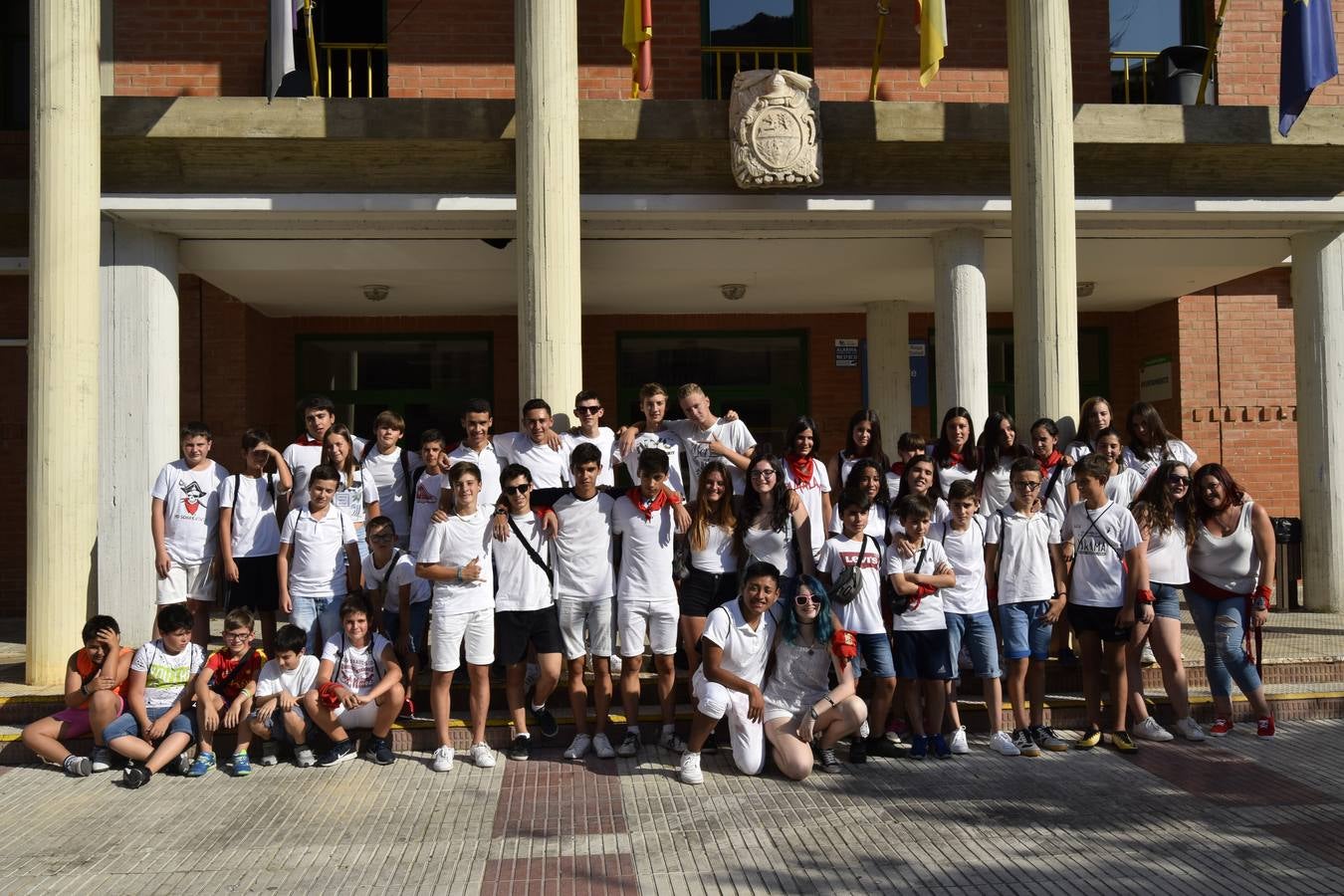 El comienzo de las fiestas de Santa Ana, en Cervera, tuvo ayer a los jóvenes como protagonistas.