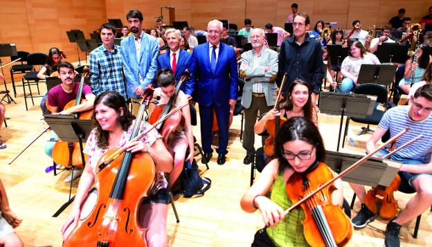 Foto de familia tras la visita ayer de José Ignacio Ceniceros a la Joven Orquesta, que ensaya estos días en el Riojafórum. :: sonia tercero
