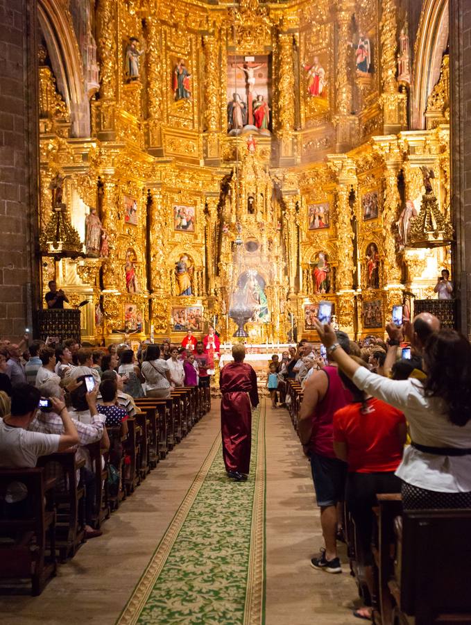 Cuelga desde una altura de veinte metros y «está pensado para homenajear a los peregrinos.