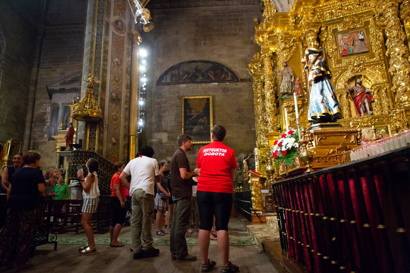 Cuelga desde una altura de veinte metros y «está pensado para homenajear a los peregrinos.