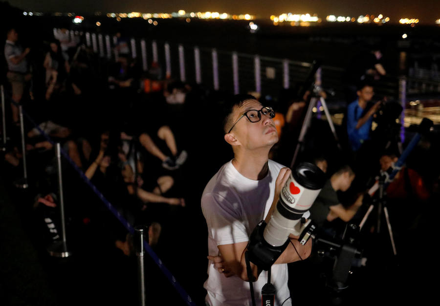 Varios aficionados a la astronomía se preparan para ver el fenómeno en Singapur. 
