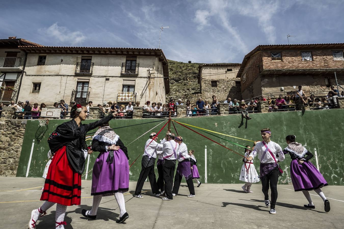 Un abarrotado y soleado Cabezón de Cameros acogió el tradicional día dedicado a esta comarca riojana