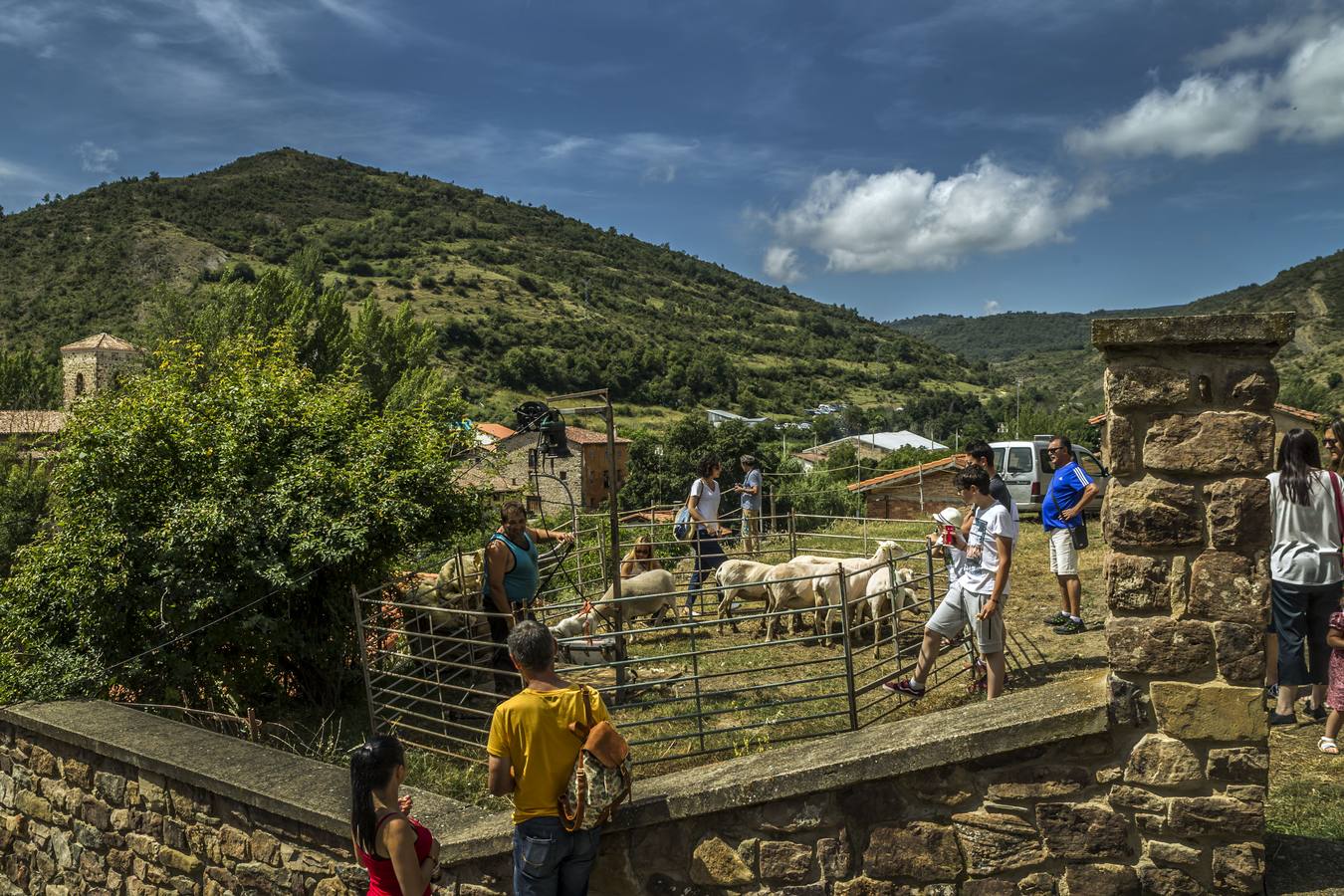 Un abarrotado y soleado Cabezón de Cameros acogió el tradicional día dedicado a esta comarca riojana