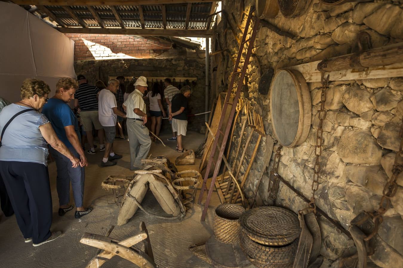 Un abarrotado y soleado Cabezón de Cameros acogió el tradicional día dedicado a esta comarca riojana