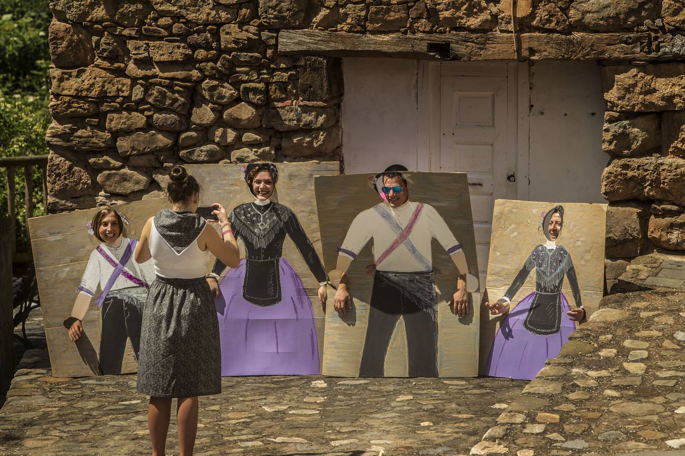 Un abarrotado y soleado Cabezón de Cameros acogió el tradicional día dedicado a esta comarca riojana