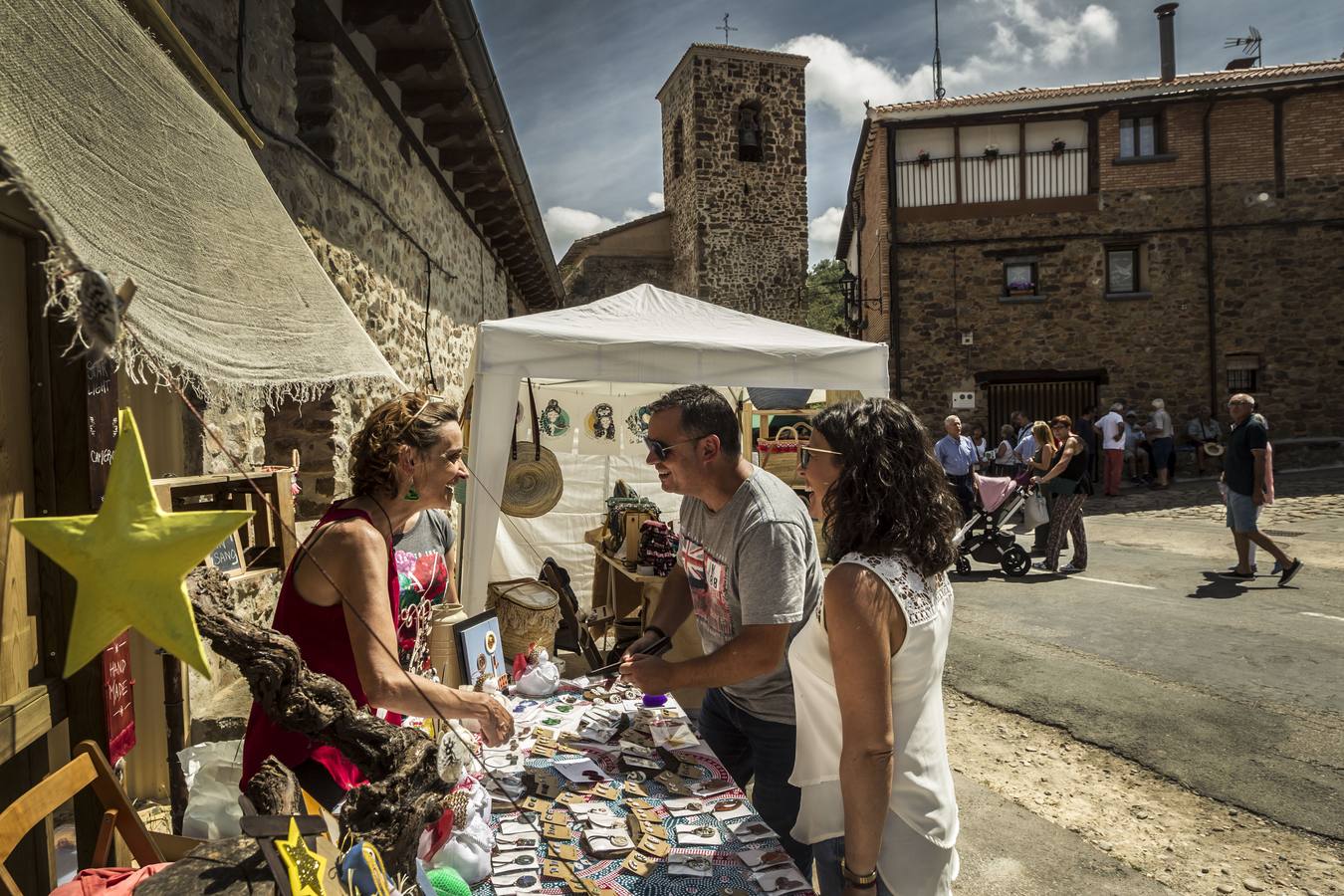 Un abarrotado y soleado Cabezón de Cameros acogió el tradicional día dedicado a esta comarca riojana