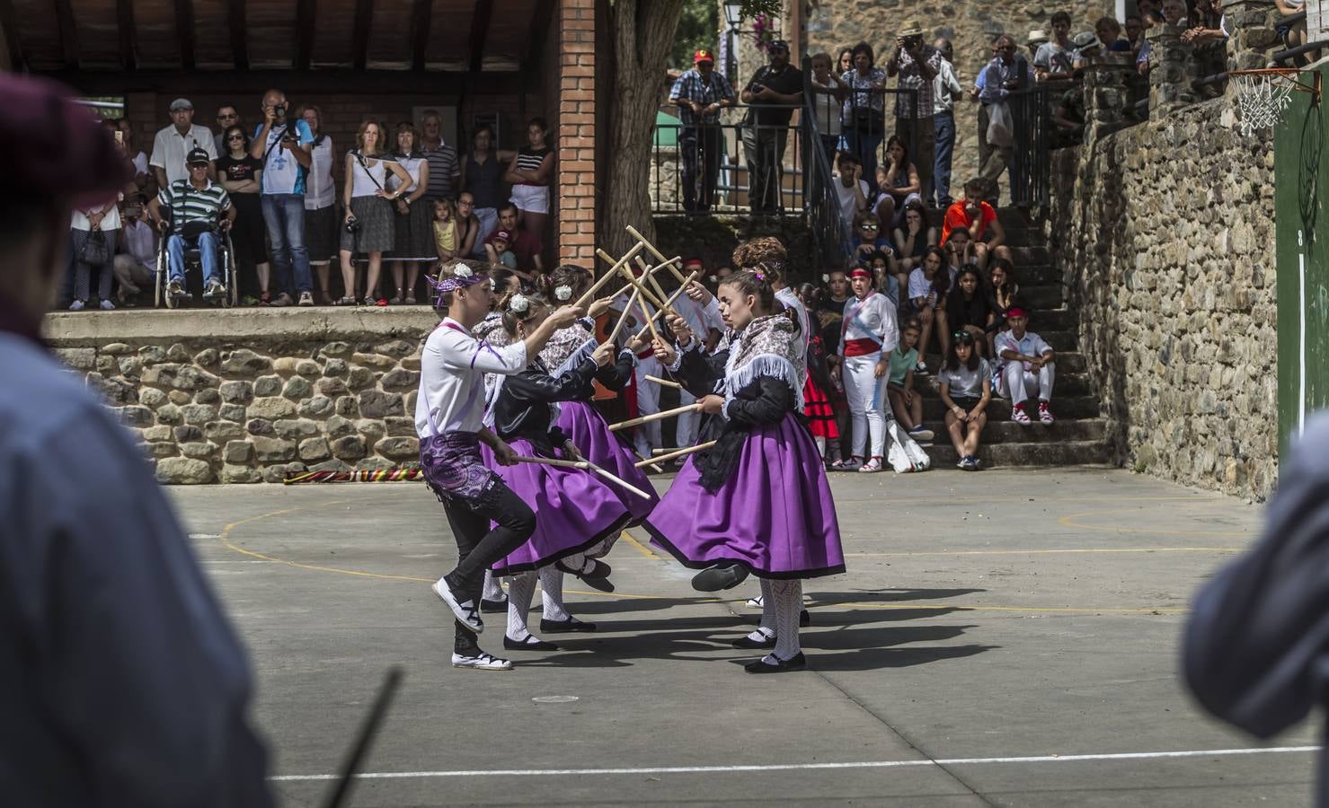 Un abarrotado y soleado Cabezón de Cameros acogió el tradicional día dedicado a esta comarca riojana