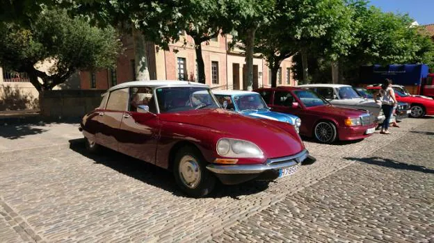 Exposición de coches clásicos ayer en Santo Domingo. :: D.M.A.