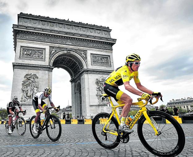 Geraint Thomas entra en los Campos Elíseos ya como virtual ganador de esta edición del Tour, su primer triunfo en la ronda gala. ::  afp