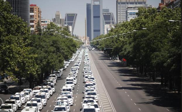 Los taxistas se han concentrado en el Paseo de la Castellana de Madrid.
