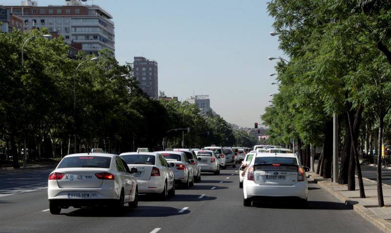 Los taxistas madrileños han marchado desde el aeropuerto de Barajas al centro de Madrid esta mañana.