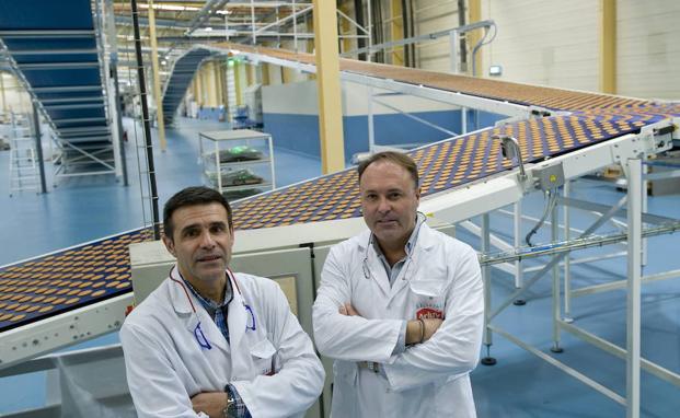 Javier y Arturo San Juan Berrozpe en la planta de La Portalada. 